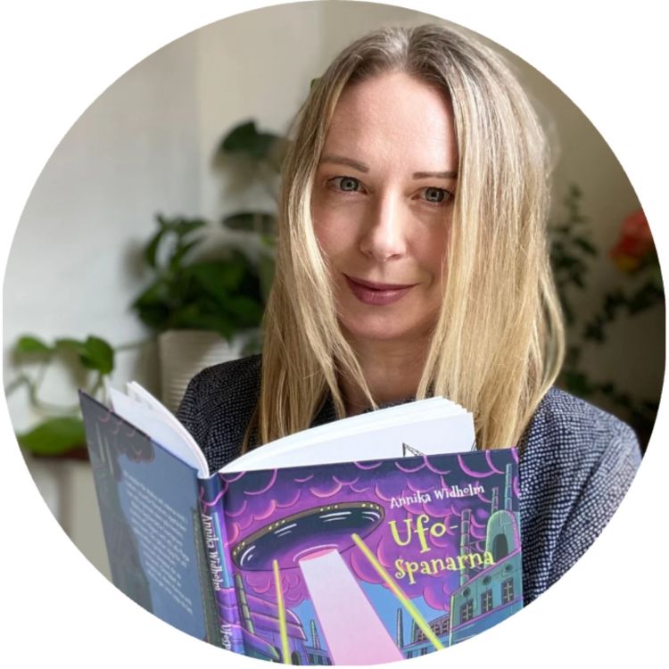 Barnboksförfattaren Annika Widholm läser ur sin barnbok under ett författarbesök i Skapande skola.